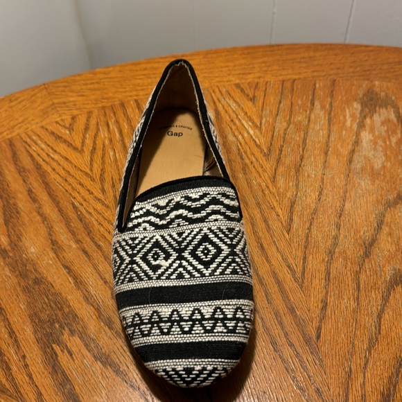Gap patterned black and white flats - Picture 2 of 2